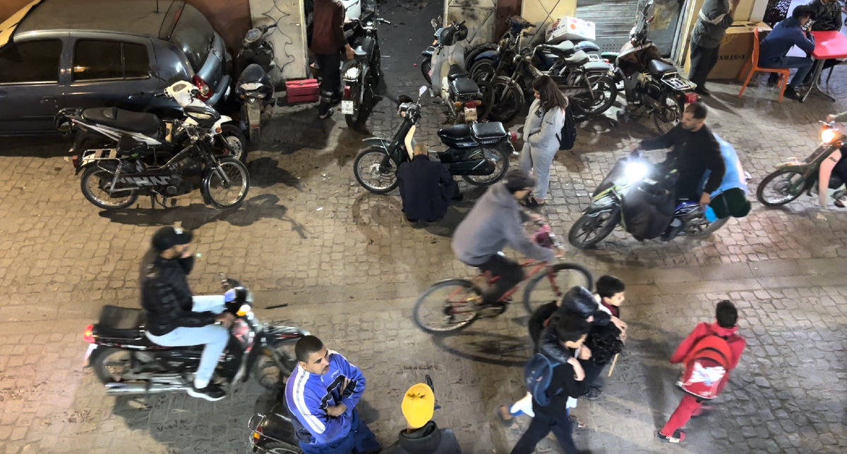 то, что видел из окна в тот момент 