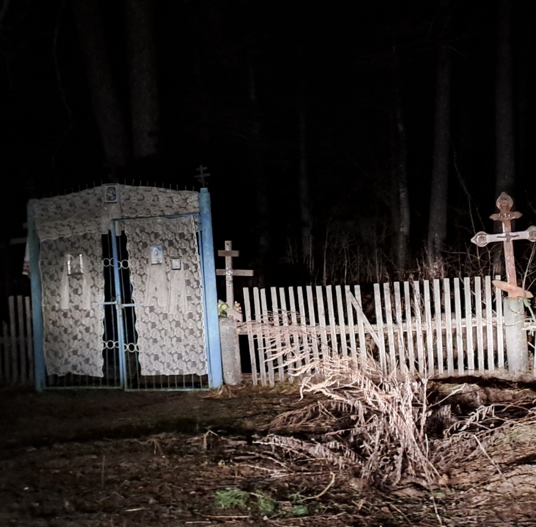 Вход в деревенское кладбище. Фото из личного альбома.