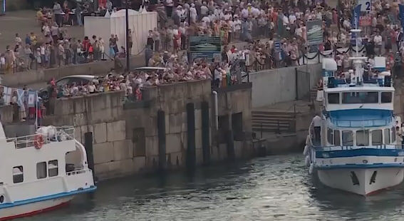     Показываем кадры прохождения парада судов на Енисее