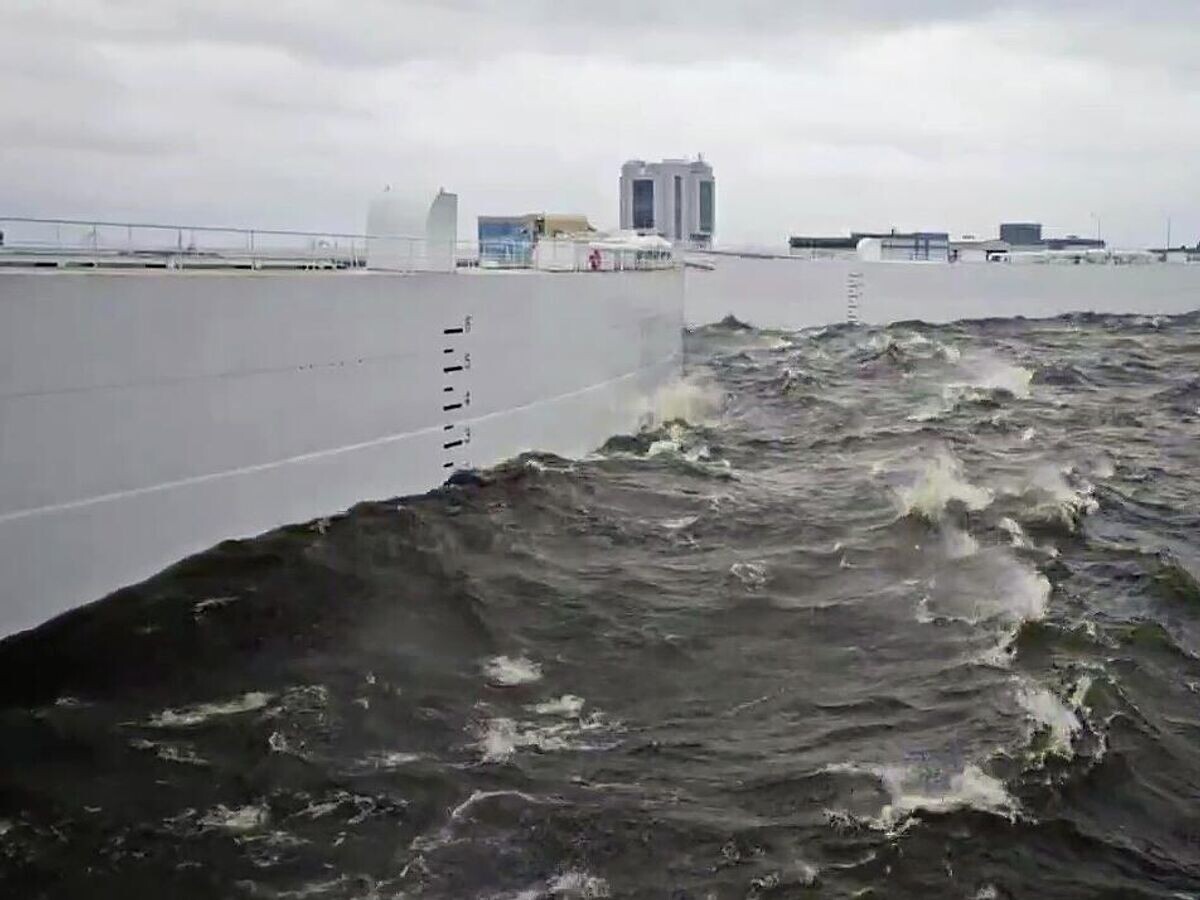    Уровень воды с внешней стороны дамбы в Санкт-Петербурге достиг 180 сантиметров© Фото : ФКП "Дирекция КЗС"