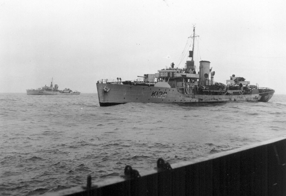 Канадские корветы «Монктон» и «Кэмроуз» в море