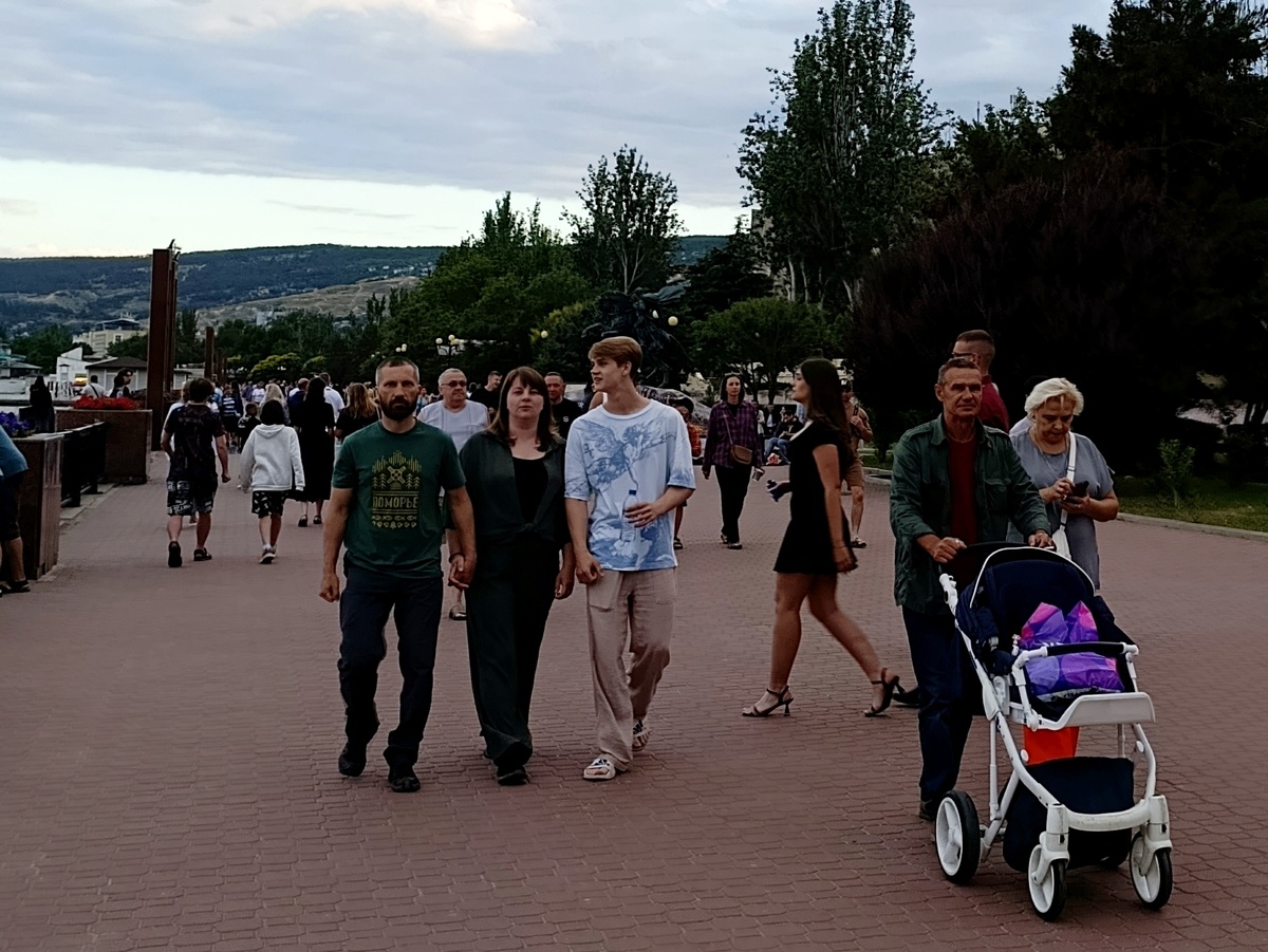 Отдыхающие в Феодосии сегодня. Фото автора. 