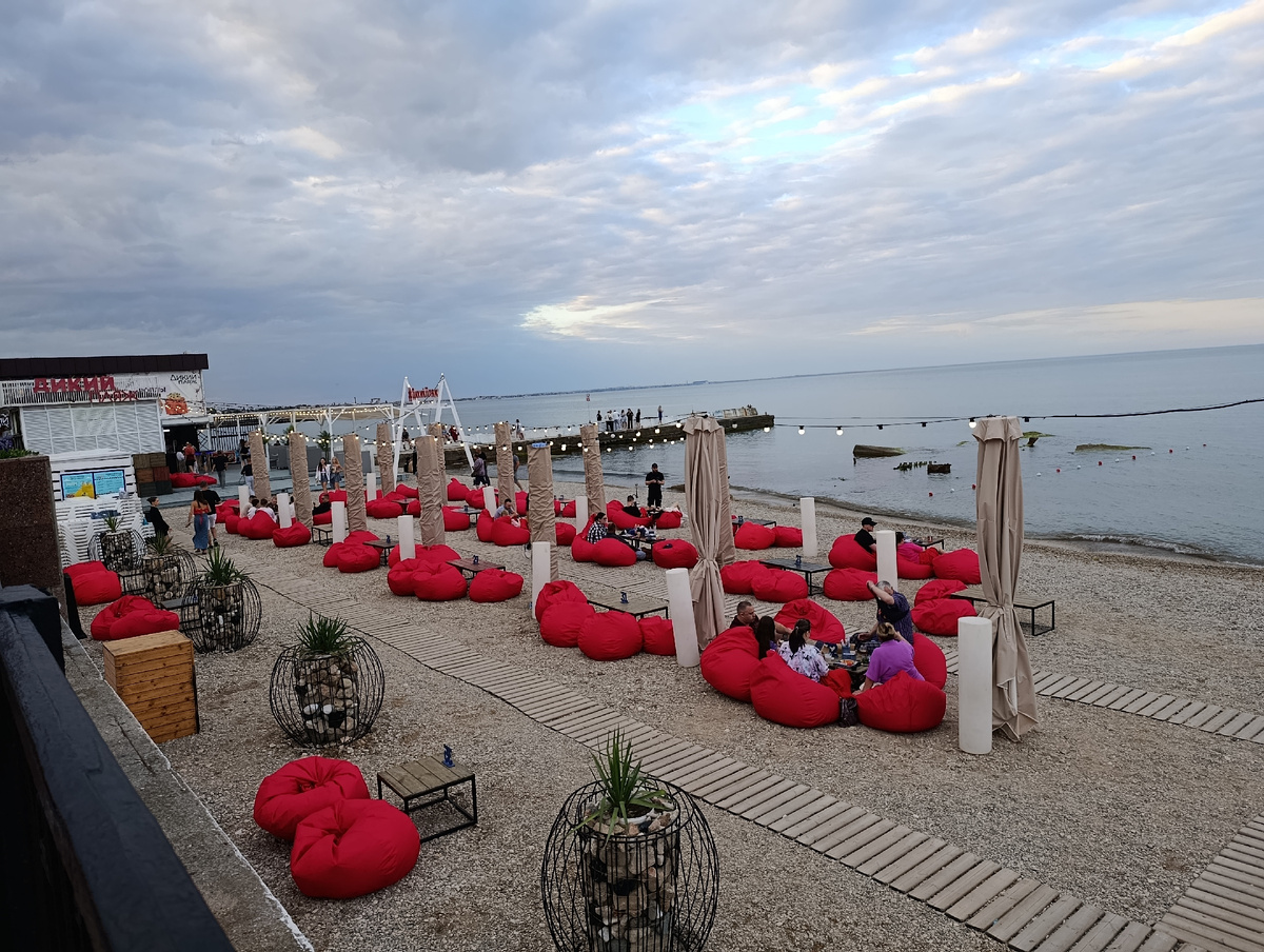 Когда с моря нет ветра, посидеть здесь очень уютно. Фото автора. 