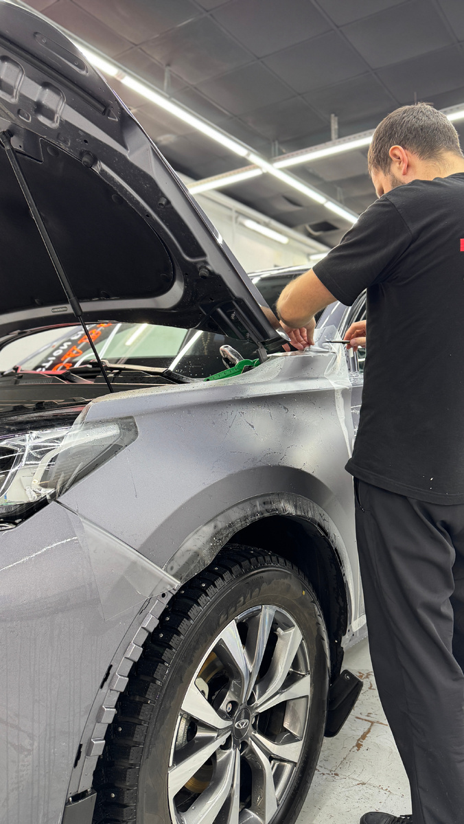 Оклейка в Мастерской Дмитрия Маркушина производится только руками, никакого машинного использования