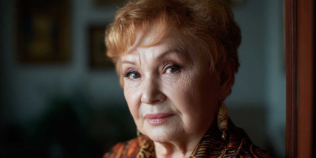 — «Ты же нищая — откуда у тебя такой дом?», — спросила свекровь, стоя на пороге коттеджа, который я купила на тайные деньги
