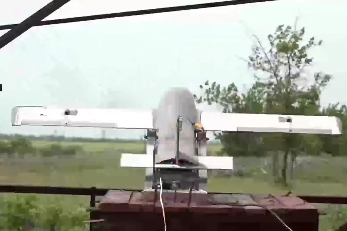    Медленно прятался.