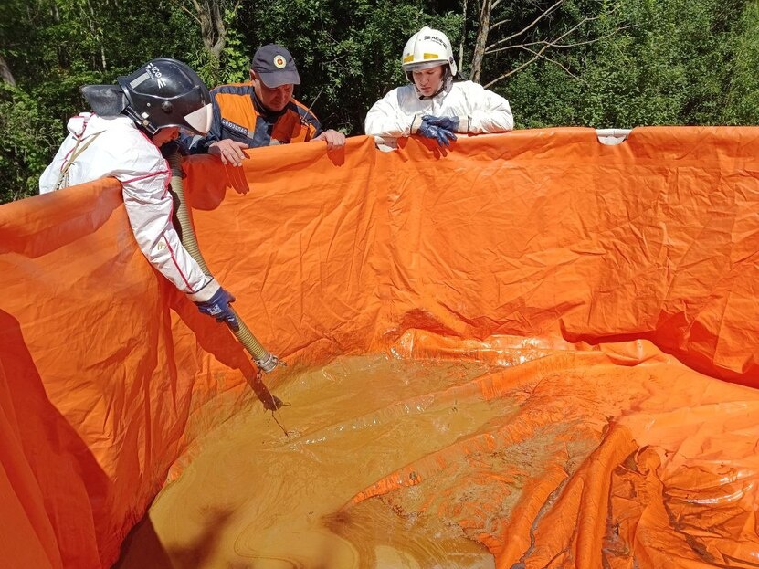  Резервуар, в который сливают загрязнения. Фото: Максим Александров