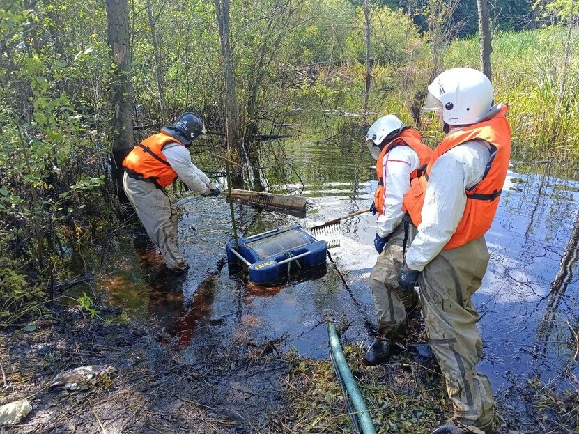    В Ижевске устраняют последствия разлива нефтепродуктов на реке Старковка