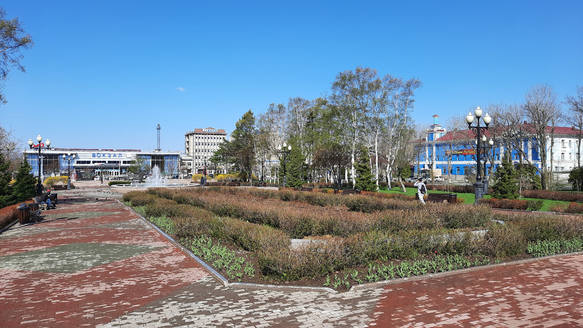 Площадь Ленина. На заднем плане здание железнодорожного вокзала
