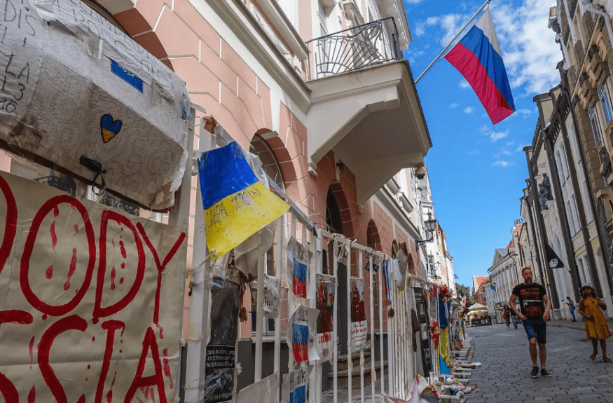 Жутковатые антироссийские публичные выставки в Таллинне