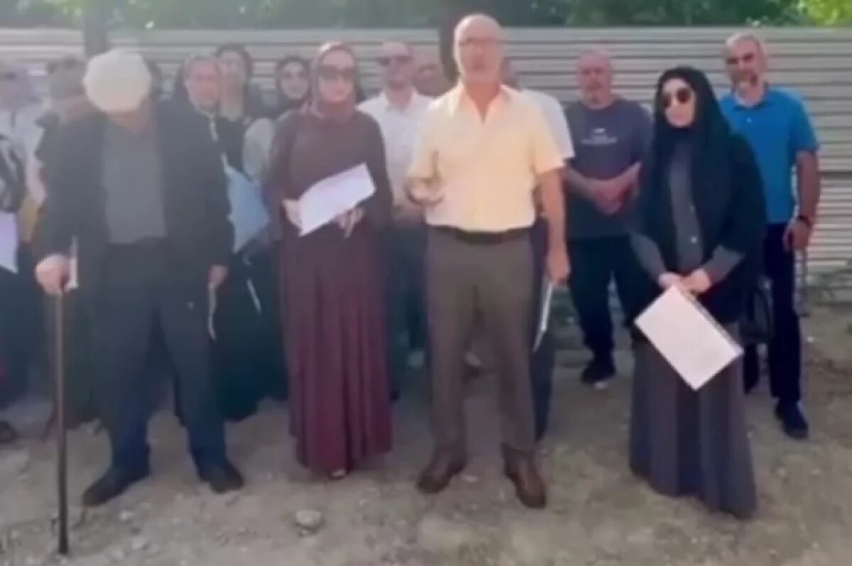    Помимо того, что пострадавшие судятся с властями, в прокуратуру на них также жалуются соседи из дома напротив.