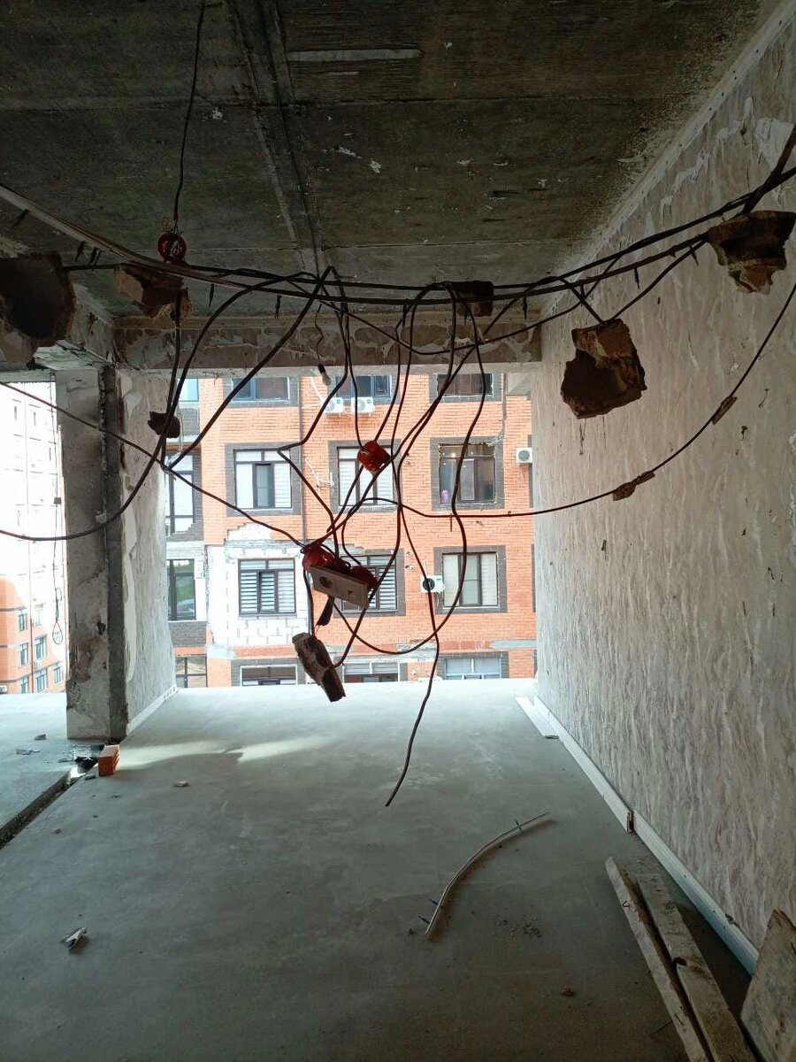    На месте взрыва видны обои и следы оборванной электропроводки. Фото: АиФ/ Регина Гаджибалаева