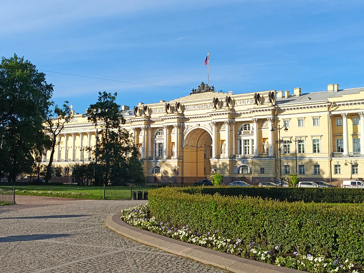 Слева от арки здание Синода, справа - Сената.