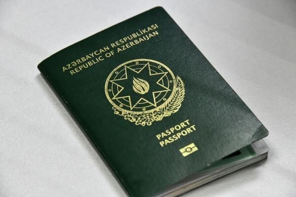    Паспорт гражданина Азербайджана в многофункциональном миграционном центре в Чите / www.globallookpress.com