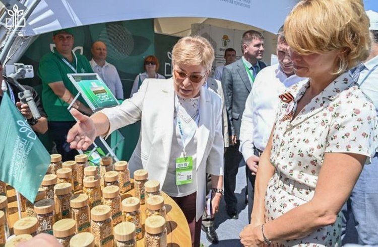     Оксане Лут на Всероссийском дне поля 2025 показали сорт с урожайностью свыше 100 ц с га
