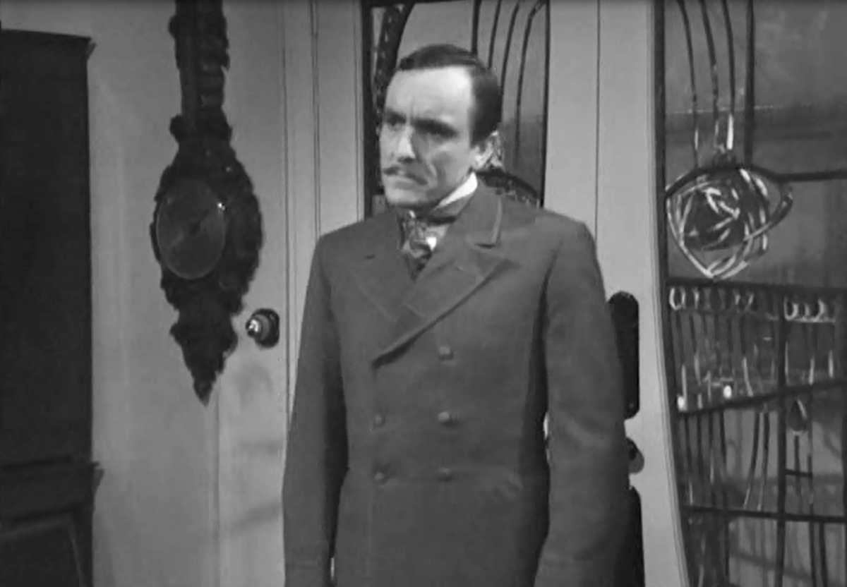 Эрик Портер все же великолепен в роли Сомса: посмотрите, сам его вид отображает закрытость персонажа. И дело не только в застегнутых пуговицах