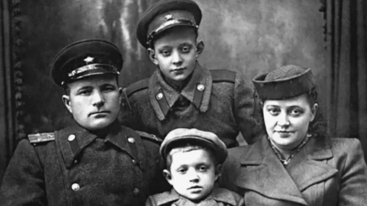 Лев Перфилов в юности с семьёй (в центре, нверху)