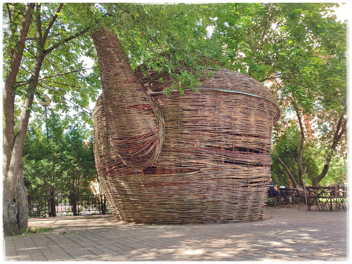 Чайник - тут местные жители пьют чаек  и отдыхают в теньке