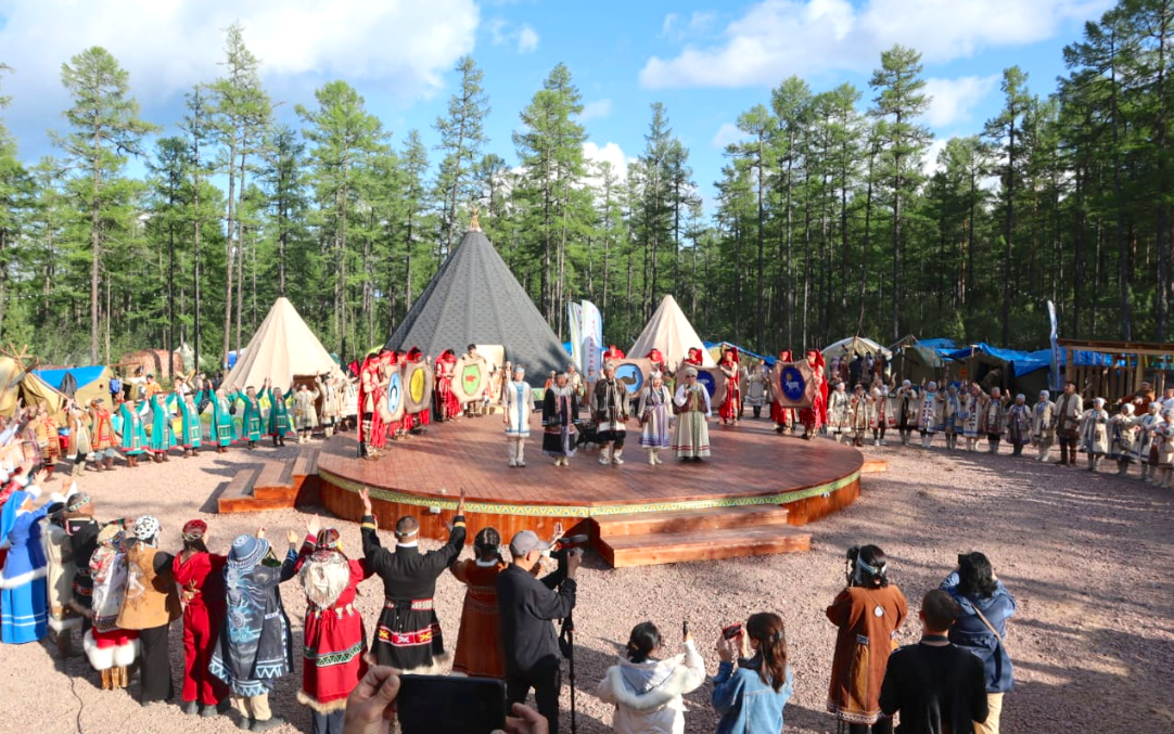 Открытие тюсюлгэ КМНС на Ысыахе-2025. Фото: Нарыйа Пахомова / ЯСИА. Источник: ysia.ru