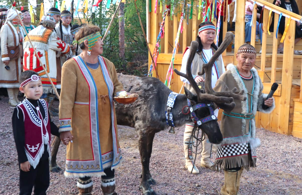 Представления народов на тюсюлгэ КМНС. Фото: Нарыйа Пахомова / ЯСИА. Источник: ysia.ru