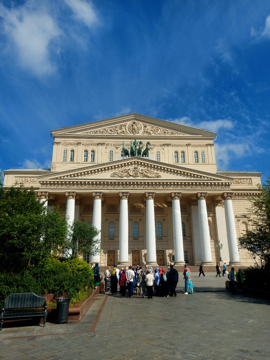 Начали прогулку с Театральной площади и Большого театра.