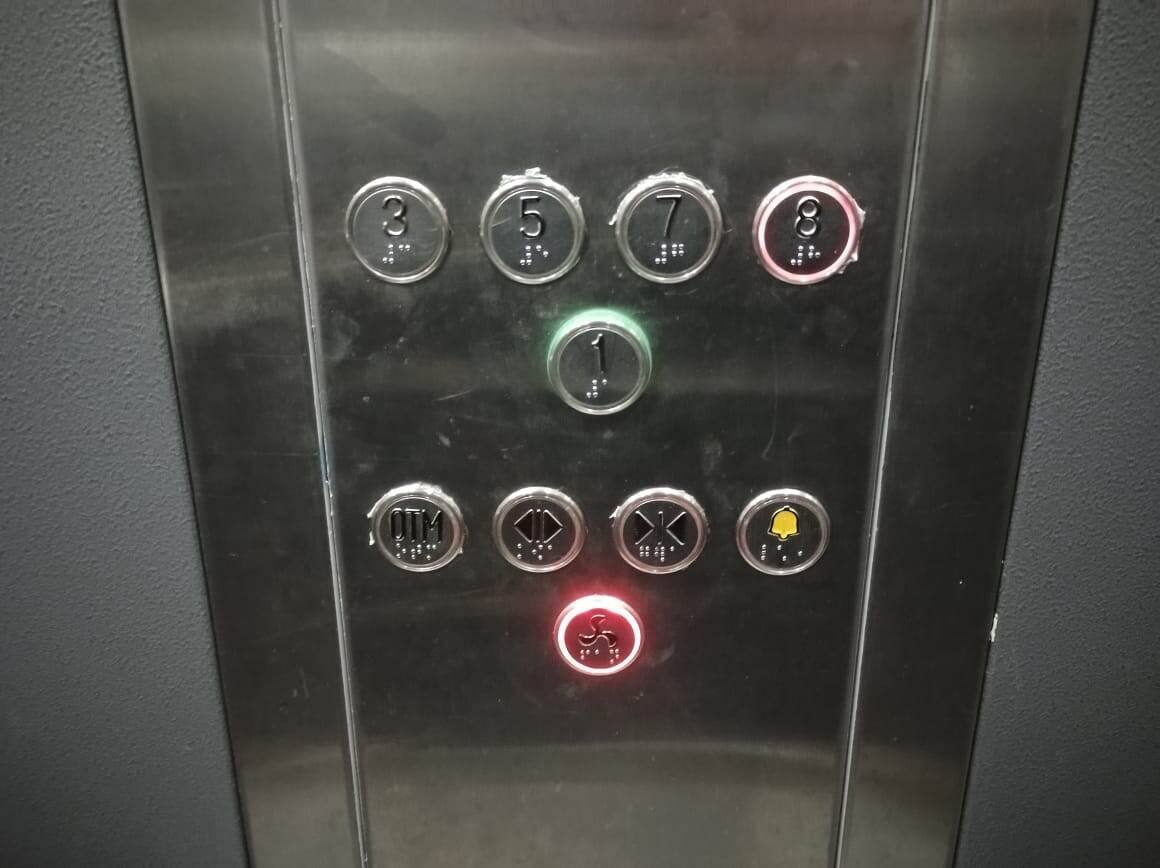 Попробуй попасть на 6 этаж))) Красная кнопка – лифт в ад, ахахах