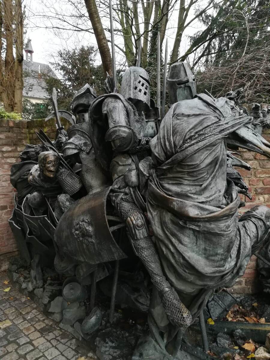 Трепещите, рыцари. Дюссельдорф. 