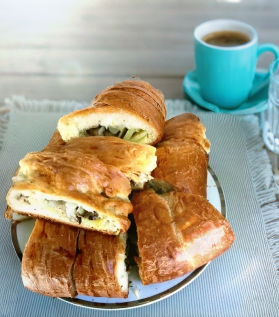 Тот самый мамин пирог — пахнущий воскресеньем, тёплой кухней и ощущением стабильности.