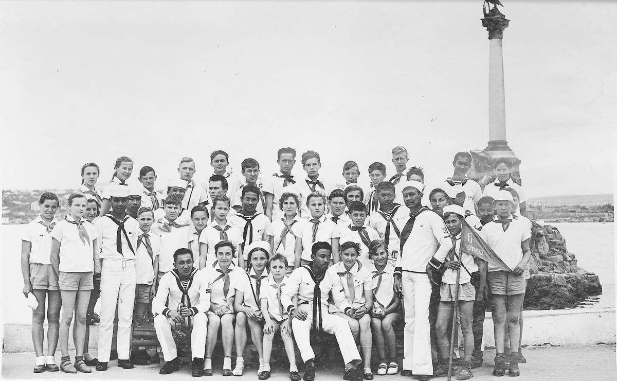 Артековцы с моряками из Индонезии, 1963 г. Фото автора