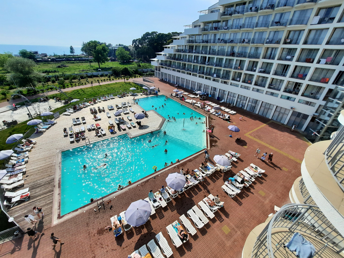 Вид на бассейн и море с балкона нашего номера