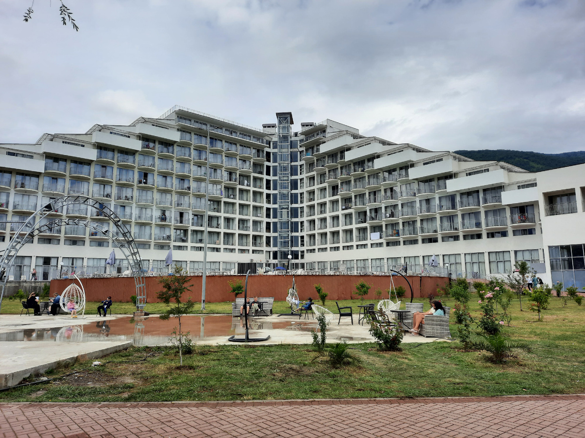 Вид на основной корпус отеля Европа от бара у бассейна 