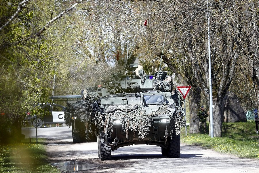 Бронетранспортер латвийской армии Patria во время военных учений - Фото: TOMS KALNINS/EPA/TASS