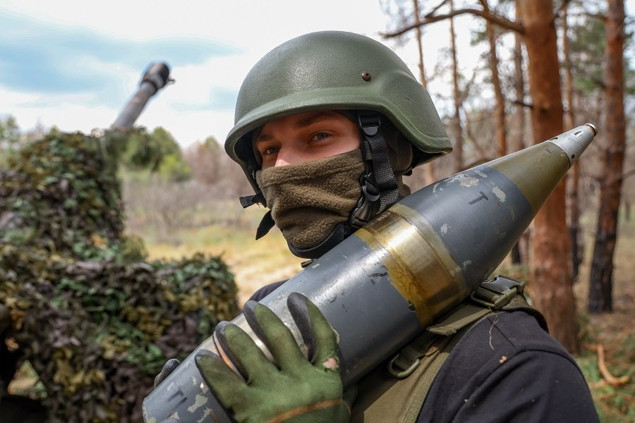 Военнослужащий артиллерийского подразделения морской пехоты Северного флота в составе группировки войск "Днепр" во время боевой работы - Фото: Алексей Коновалов/ТАСС