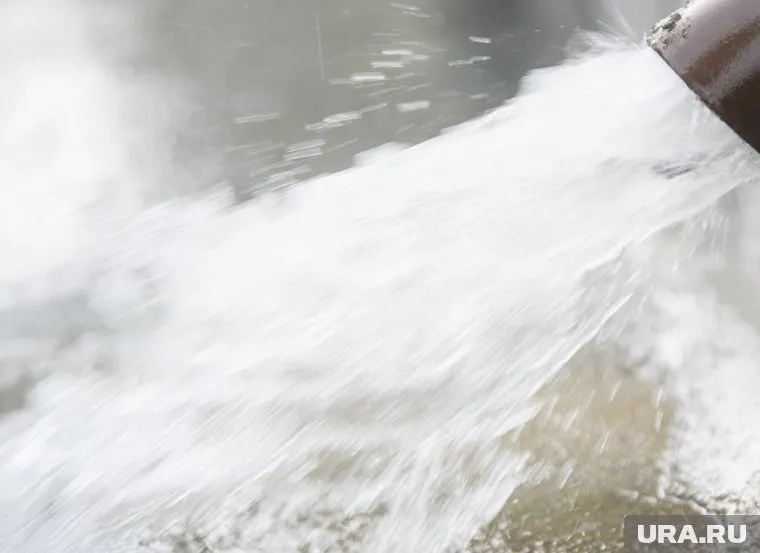 В ЖК прорвало ливневую трубу из-за дождя
Фото: Илья Московец © URA.RU