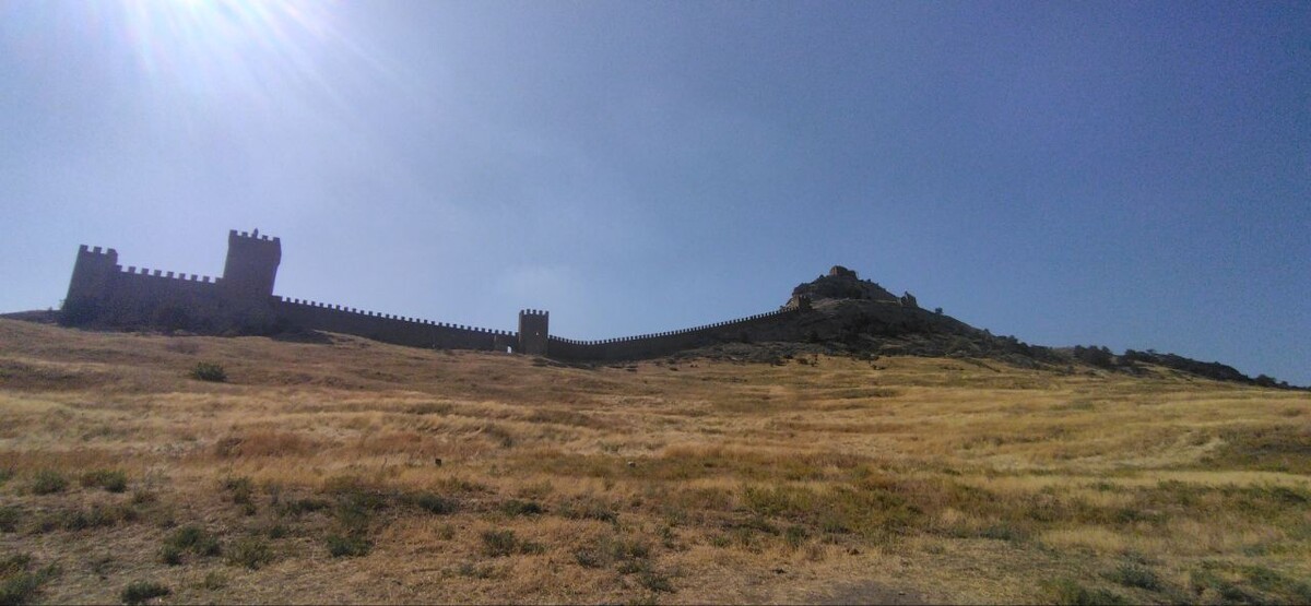 Генуэзская крепость - вид снизу 😁