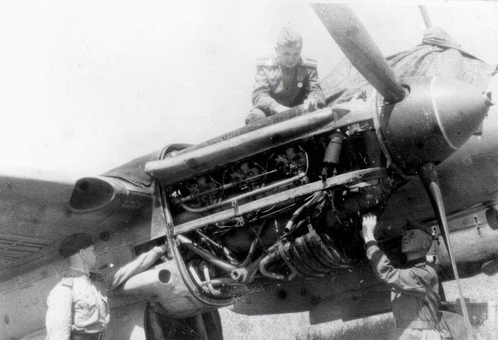 Предполетный осмотр двигателя М-105 на самолете Пе-2 © ОДК