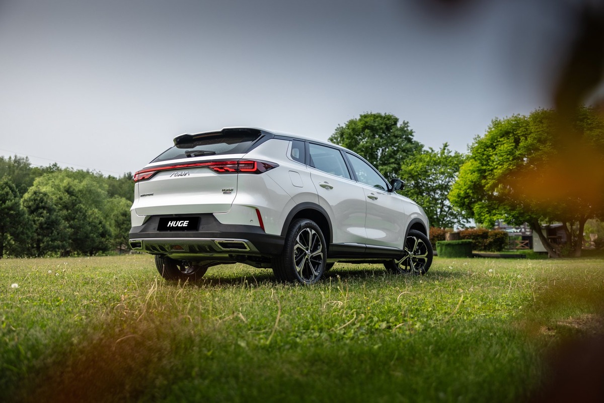    В стандартное оснащение кроссовера Dongfeng Huge входят 19-дюймовые колеса с шинами размерности 235/50 R19