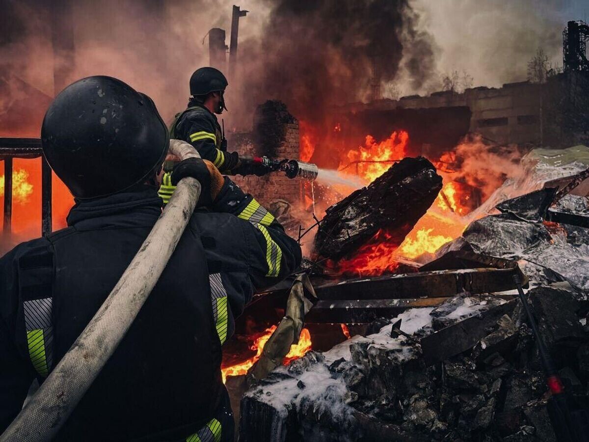    Украинские пожарные на месте пожара под Киевом© Фото : ГСЧС Украины