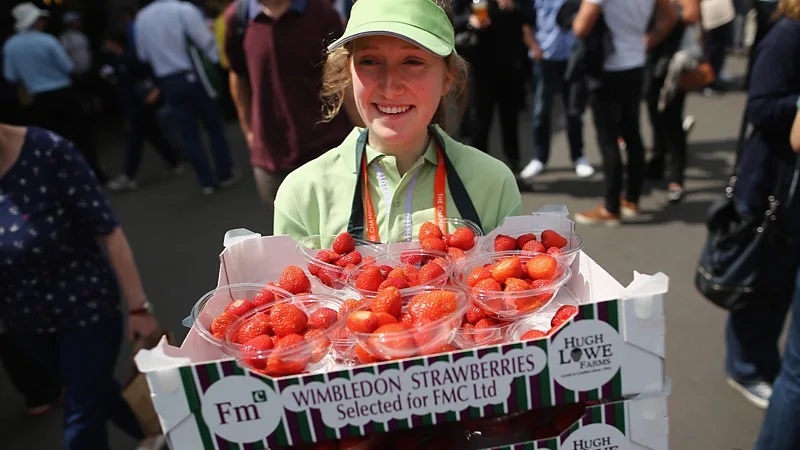 Клубника со сливками — популярная традиция среди зрителей Уимблдонского турнира (Фото: Getty Images)