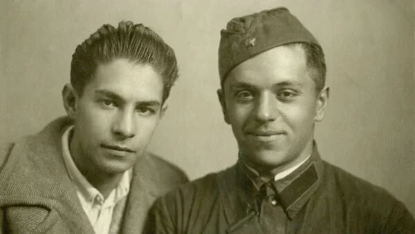 Всеволод Багрицкий с другом, призванным в Красную Армию, 1941 г.