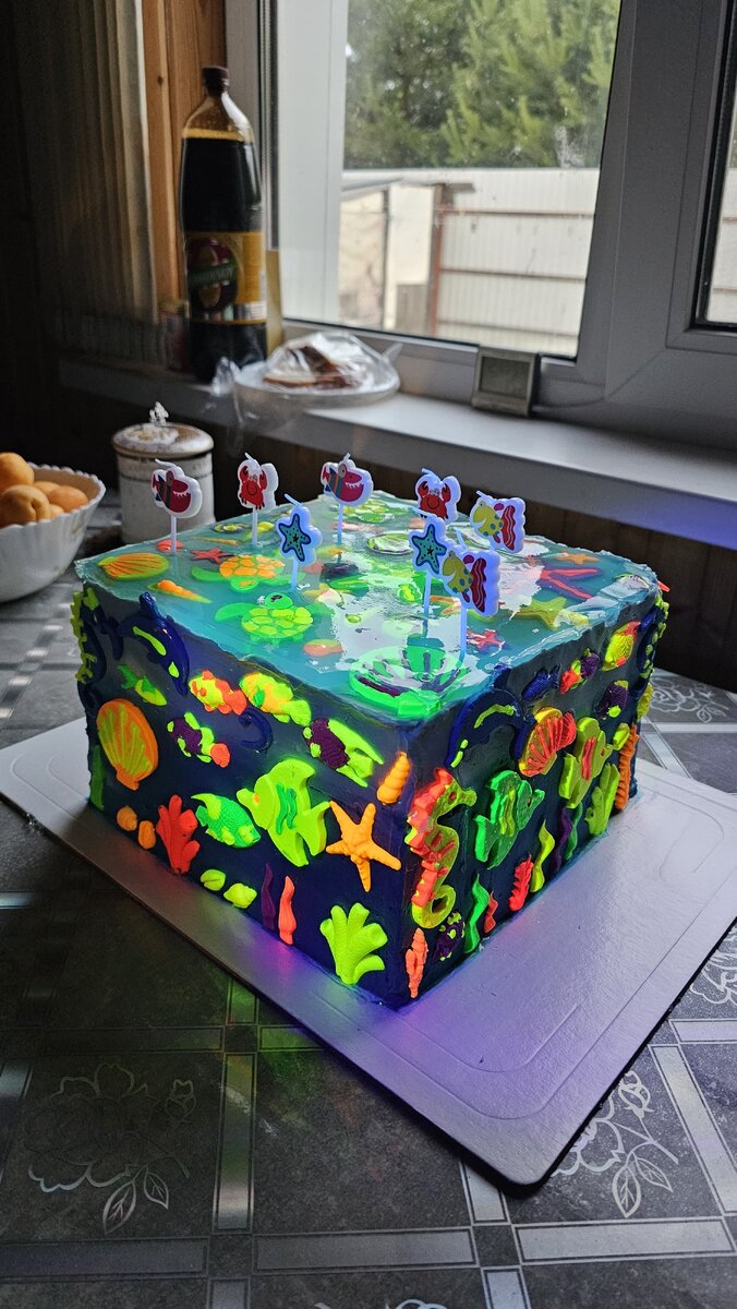 Фото торта в ультрафиолете 