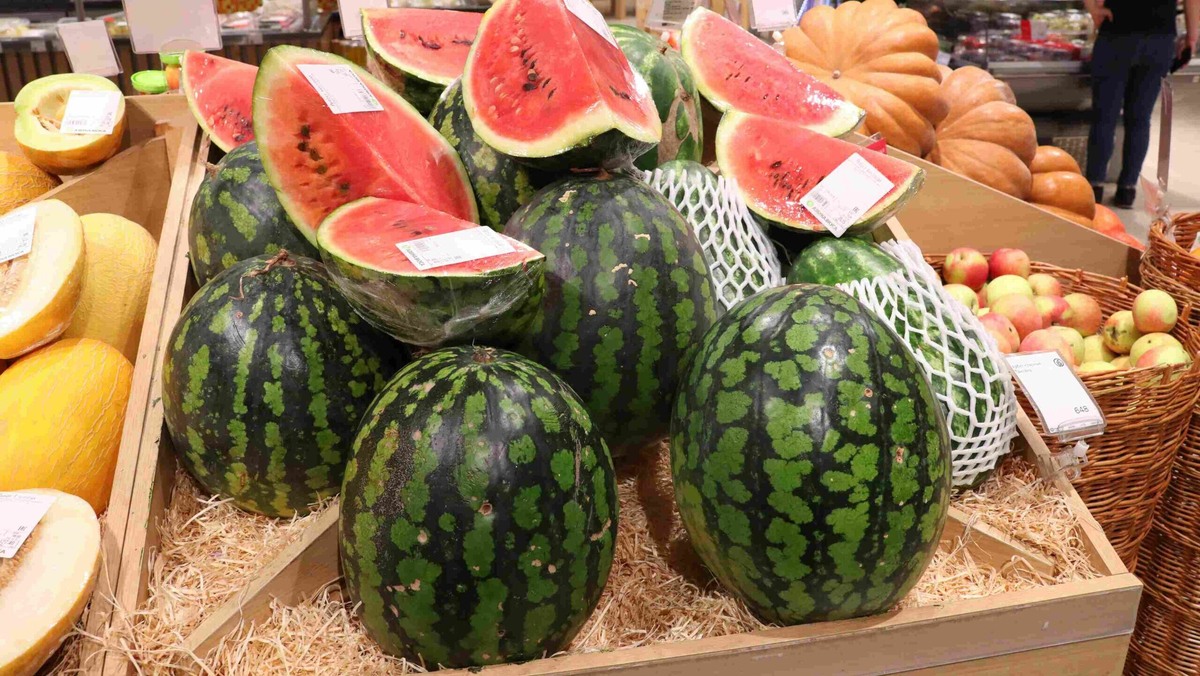    Ранние арбузы уже появились в магазинах, хотя бахчевые развалы ещё закрыты. Фото: Bulkin Sergey / news.ru / www.globallookpress.com