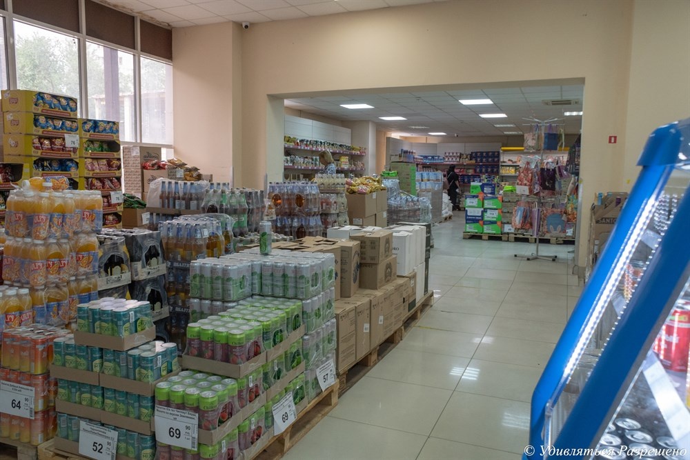 По магазину