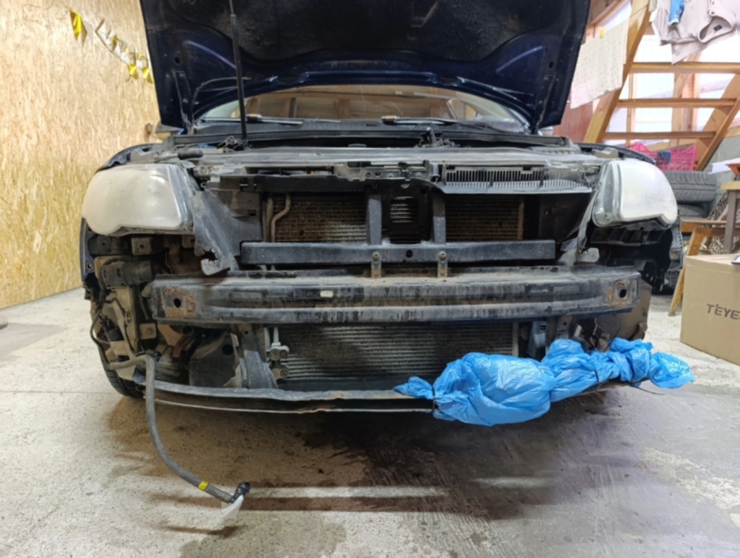 Снимаем бампер, отключаем омывайку фар и поворотники. Чтобы ничего не намокло сворачиваем в мусорный пакет