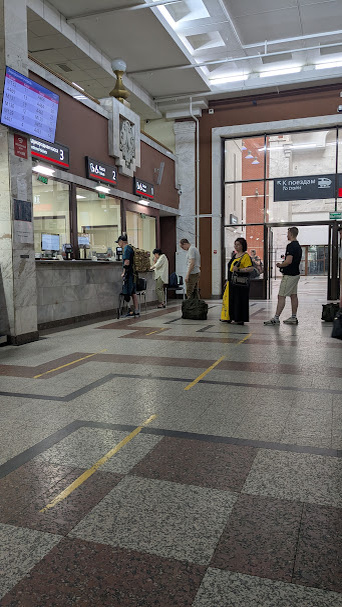 Моя очередь - за парнем в черной футболке и шортах. Фото автора