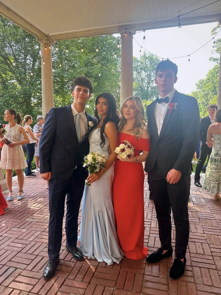 Микелла (в красном платье) с друзьями на выпускном в США