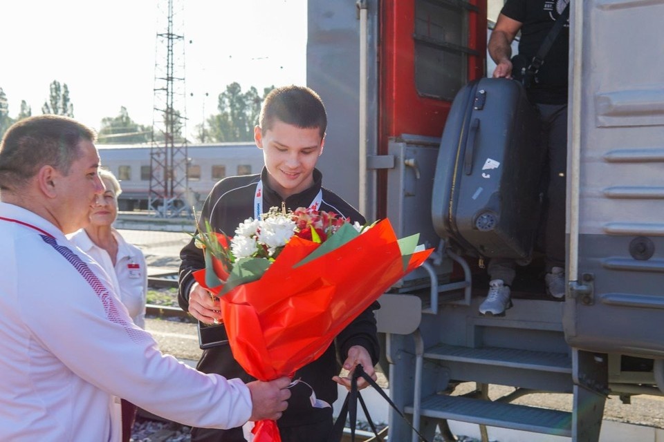    4 июля юного чемпиона на железнодорожном вокзале родного города встречали родные, друзья, болельщики, а также ряд чиновников и функционеров. Фото из телеграм-канала "Спорт Белгород".