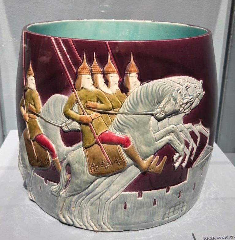 Ваза "Богатыри". по проекту Фомина И.А. 1910-е гг. Тверская фабрика Товарищества Кузнецова М.С. Керамика, эмаль