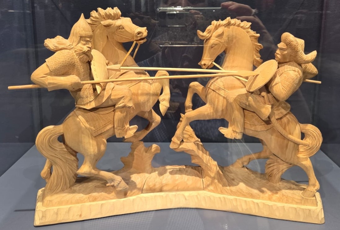 Скульптурная композиция "Бой Пересвета с Челубеем" Максимов Н.И. 1976 г. с.Богородское. Дерево