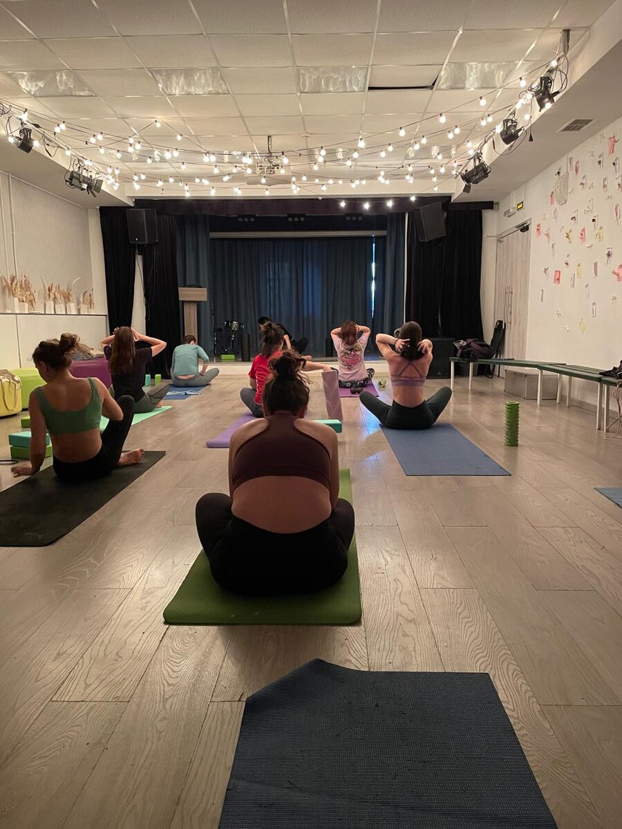 Я хожу на йогу по понедельникам. Для этого освобождаю вечер после работы, беру с собой в офис форму и тащу коврик, с вечера собираю еду для перекуса. А расписание на неделю публикуют в понедельник с 11 до 14. И если занятие отменяется, то я зря несла форму/еду/коврик и срочно нужно менять планы на вечер.